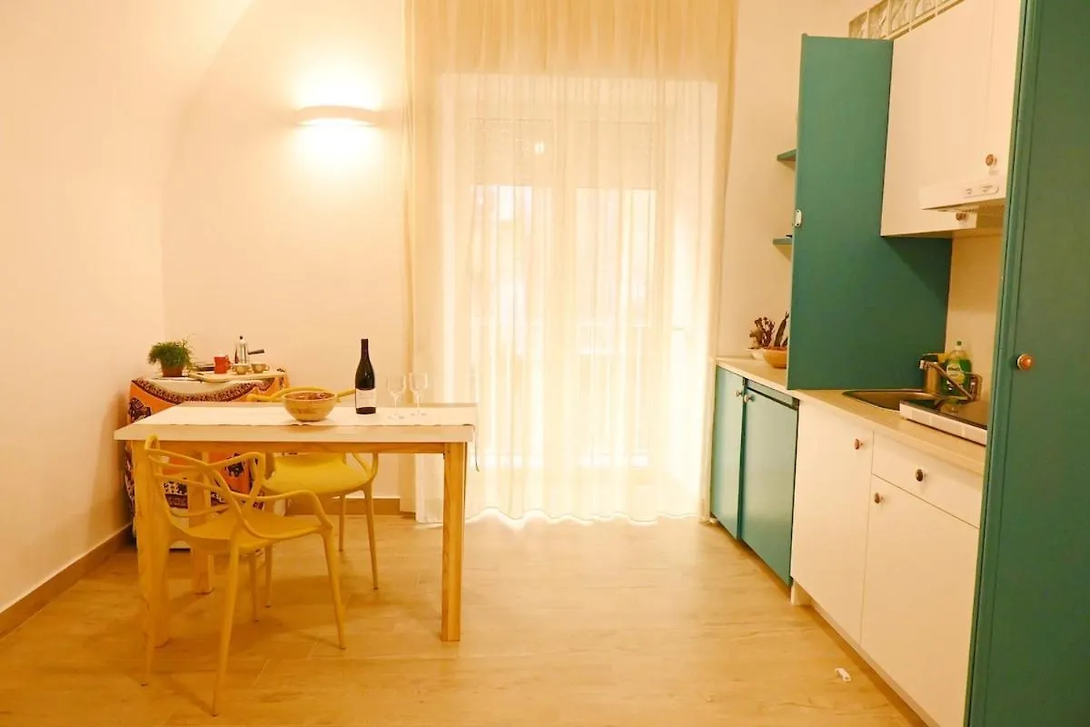 Lilli'S Apartment Naples Italy